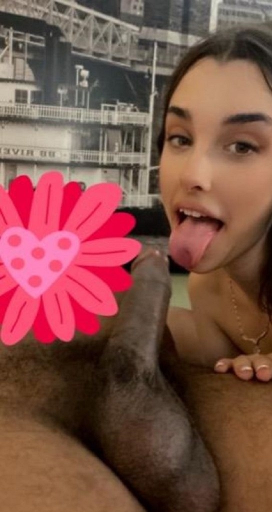 Petite and yummy treat 🍭 craving a naughty fuck buddy 💧 Incall / Outcall / CarFun 24/7
