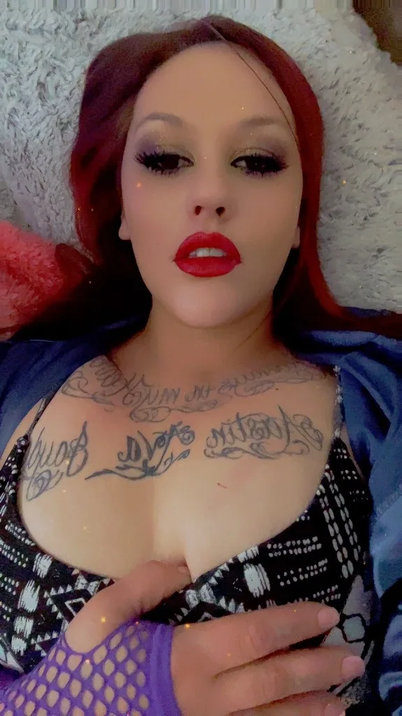 DAHLIA KNOXXX is hot, wet, and ready to help you start your work week off, right!