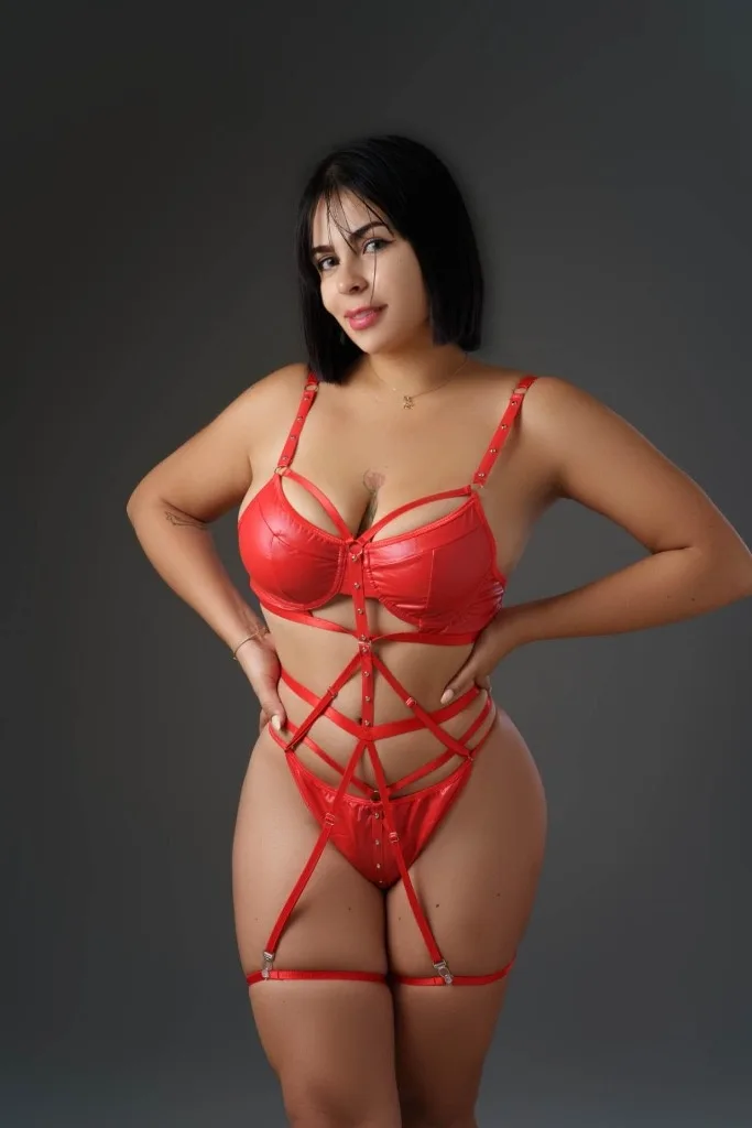 sexy and cuvy latina