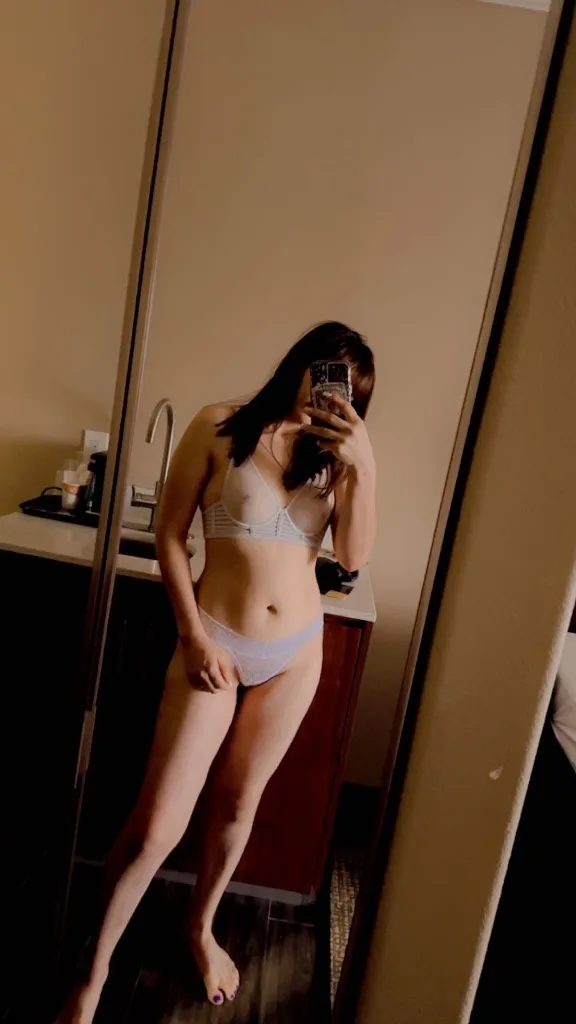 tengo el pelo corto blanca y alta - Photo 1 | Escort in San Jose