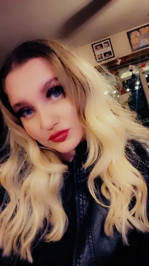blue eyes and thick thighs - Photo 2 | Escort in North phx