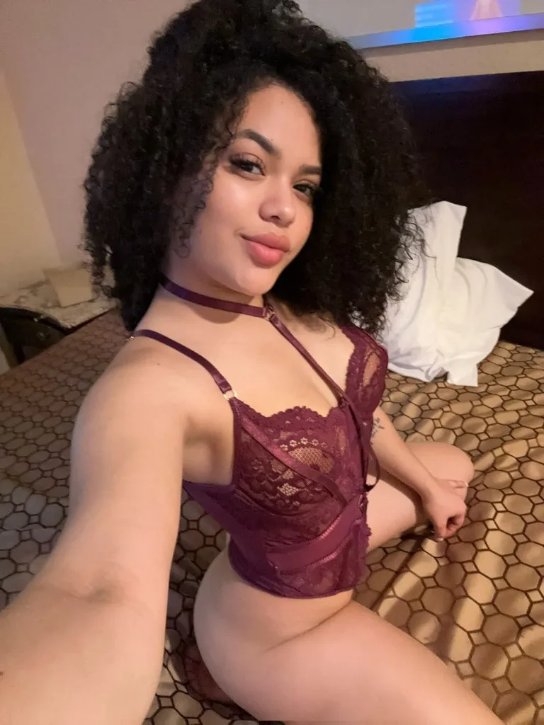 chica latina 🥵 joven con el culo apretadito y mojadito 🥰 ven a disfrutar de mi rico cuerpo 😘😘🥰😘😍