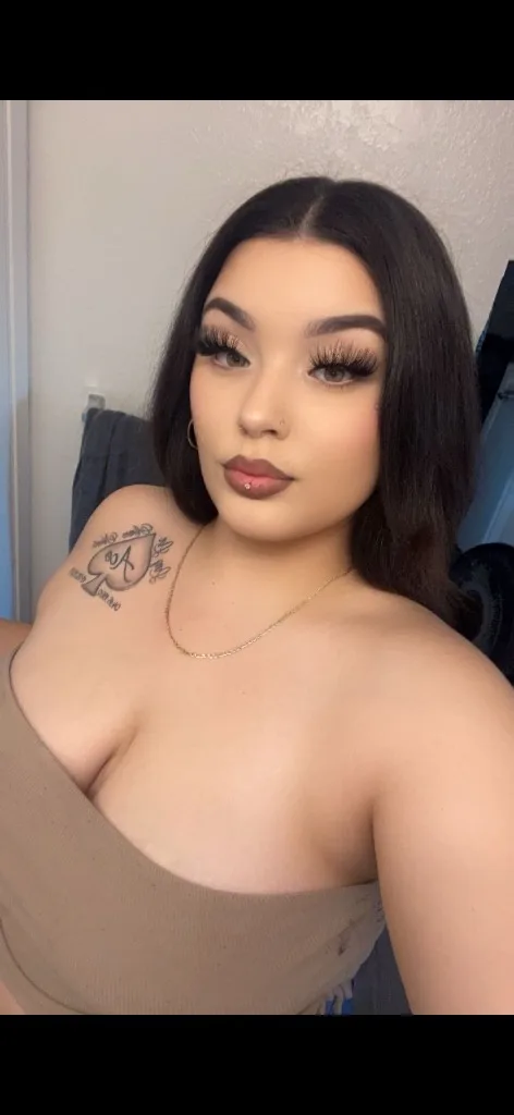 Green Eyes nd Thick Thighs ready to serve you all night 👅