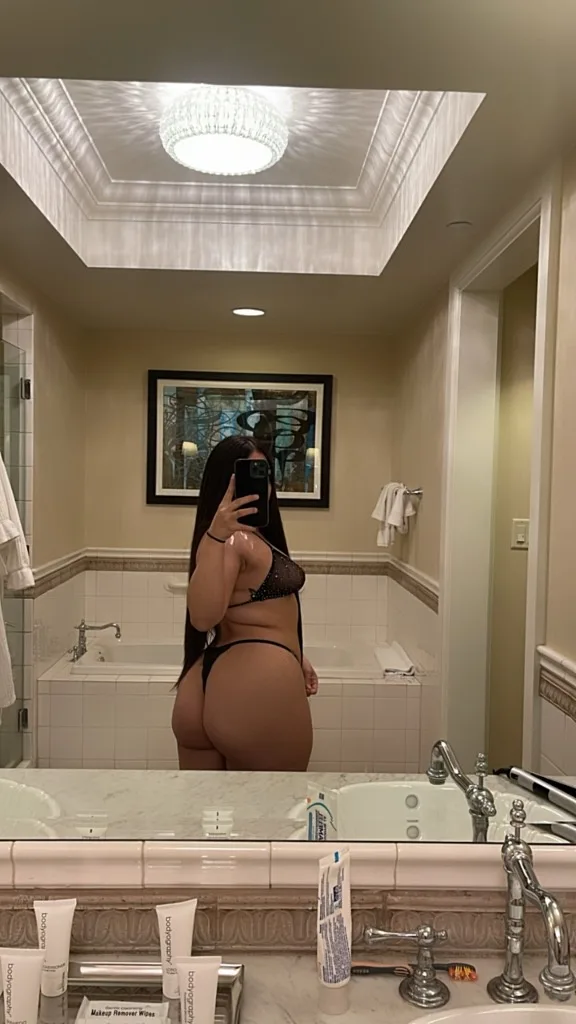 naturally thick latina💕🍑