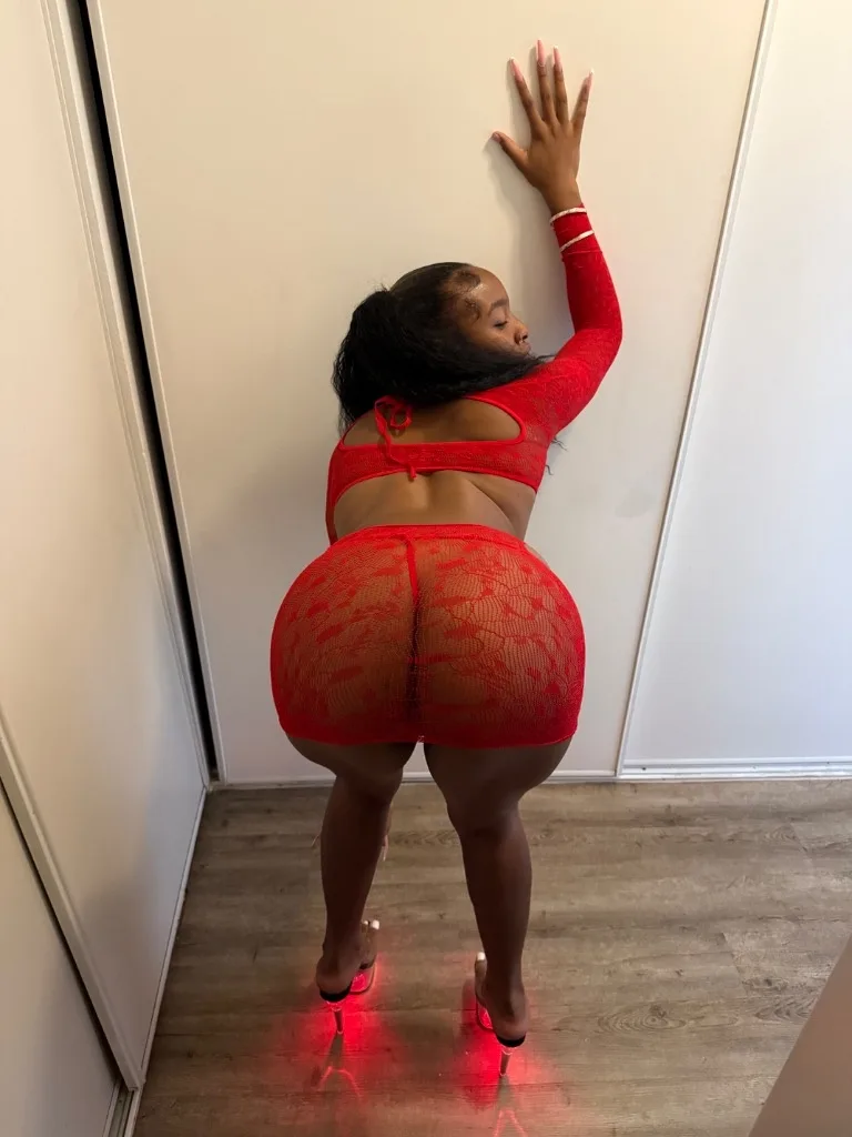 🍑thick💋 Wet 💦 &amp; Tight🥵