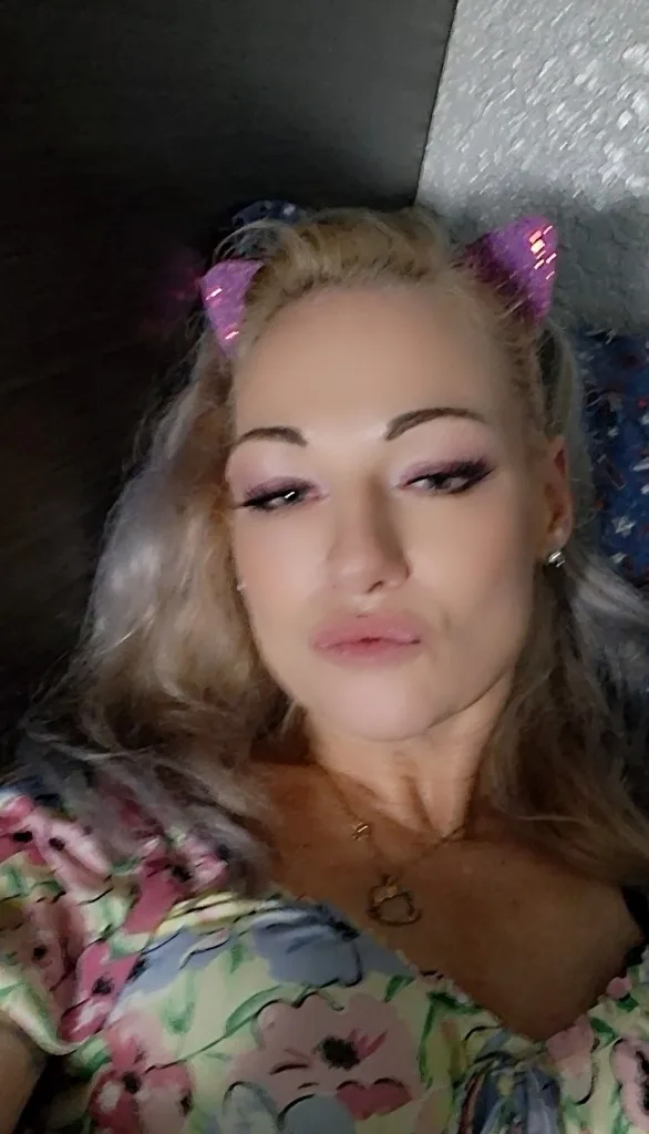 buena parks sexiest blonde with a fatasss - Photo 2 | Escort in Buena park