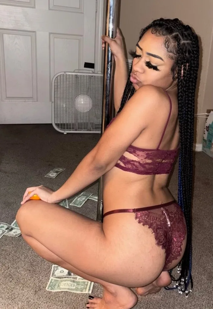Cinnamon: Petite Body, Heavy Impact Pretty Face, Bold Energy,💋