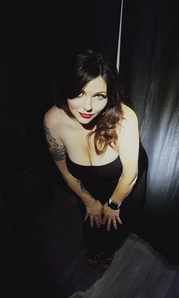 STEViE KNOXX AVAiLABLE NOW
