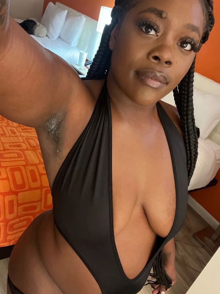 BACK INTOWN SPECIAL GOING ON SEXY chocolate Bomb ass pussy cum play and have fun and party