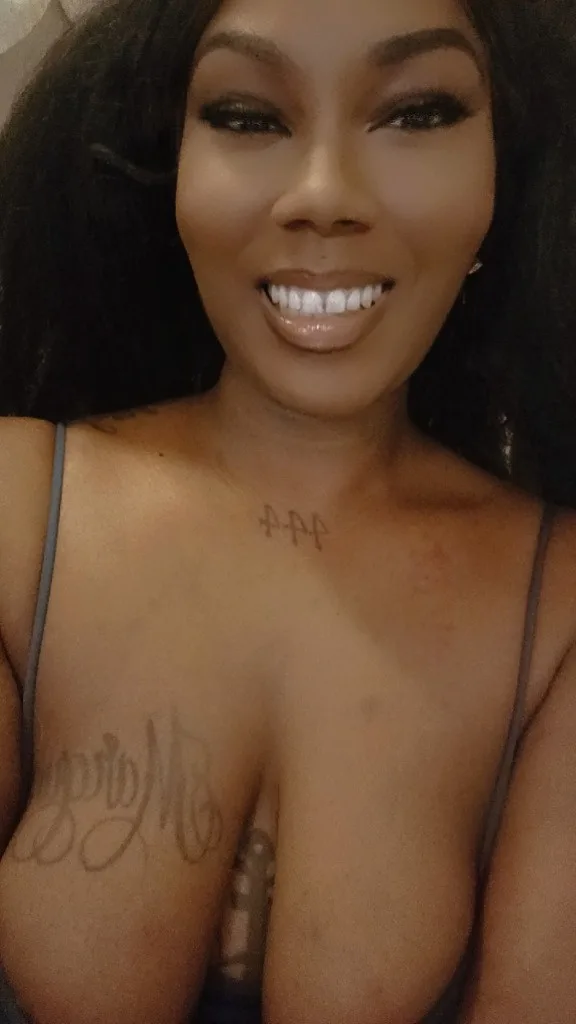 Outcall and Carplay (your car ) Available All day - Photo 2 | Escort in Outcall