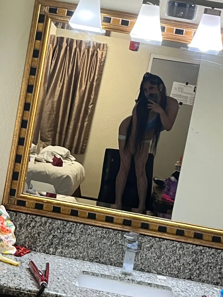 incallsAvailable 24/7 come see about this little petit thang papi - Photo 4 | Escort in North Hollywood