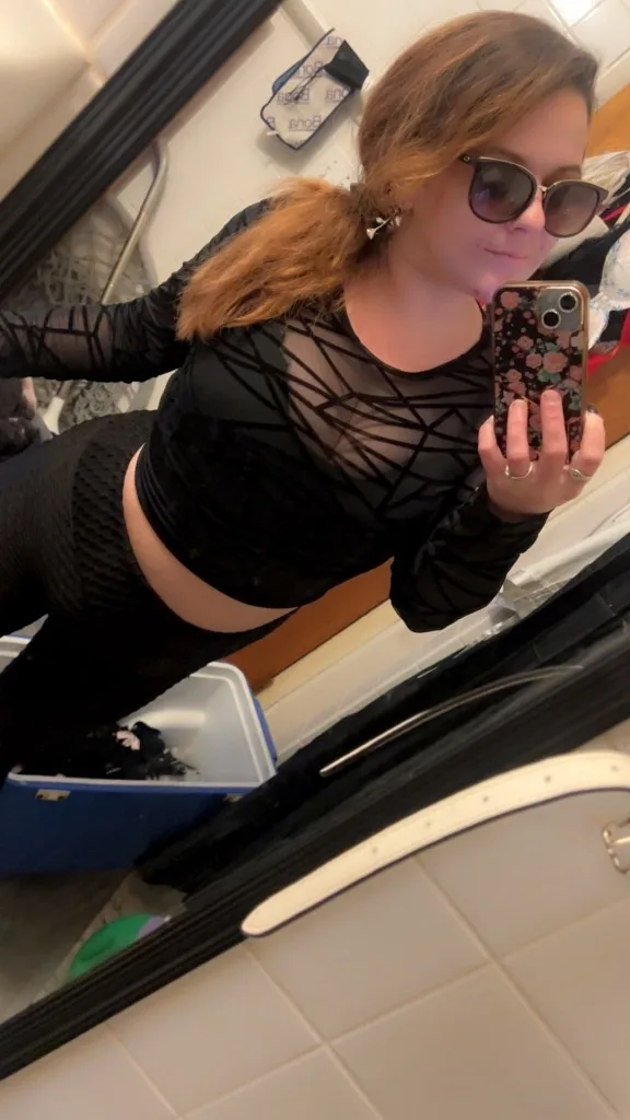 Pretty enough to tempt you✨Smart enough to leave somethingsss to the imagination🖤** serious inquiries only** I am willing to verify** 💋 soooo wya
