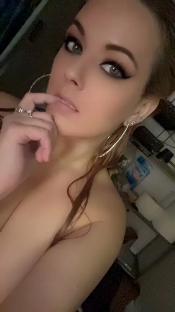 Pretty enough to tempt youSmart enough to leave somethingsss to the imagination** serious inquiries only** I am willing to verify** soooo wya - Photo 7 | Escort in Hyde park