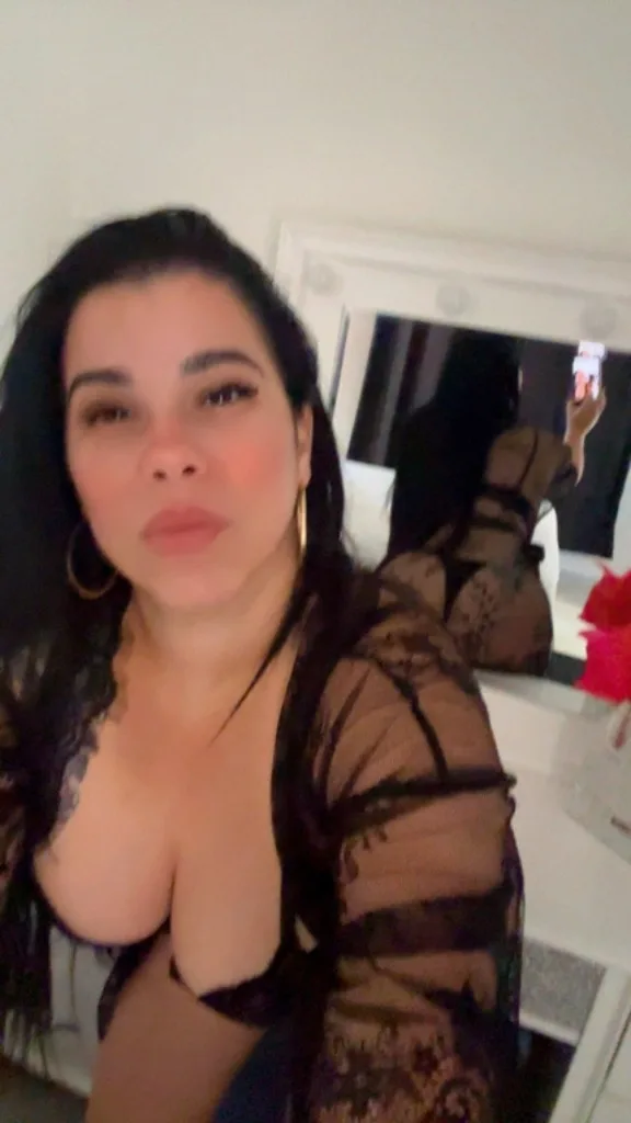 HERE LATIN WOMAN