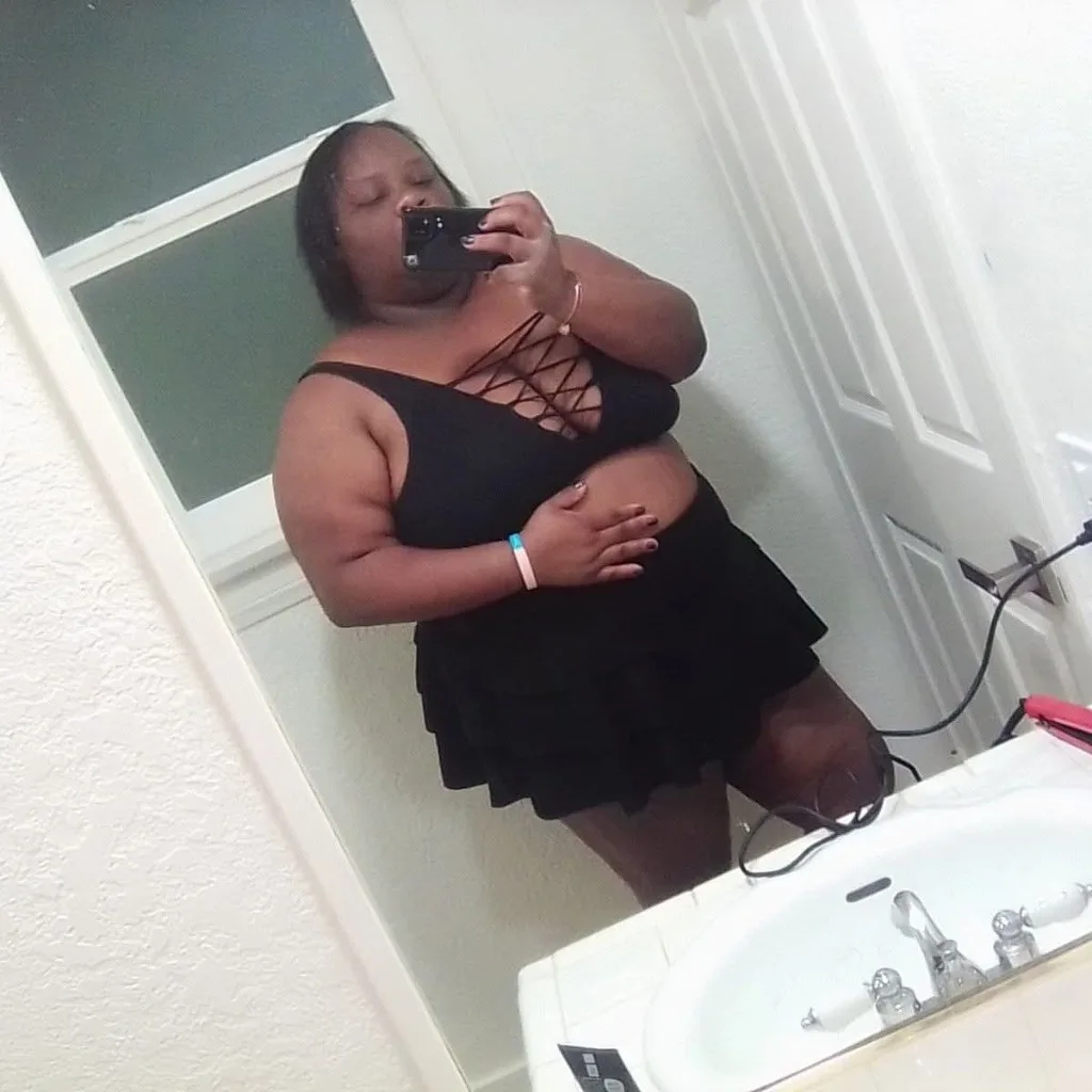 BIG GURL HEAD AND PUSSY...!!!!