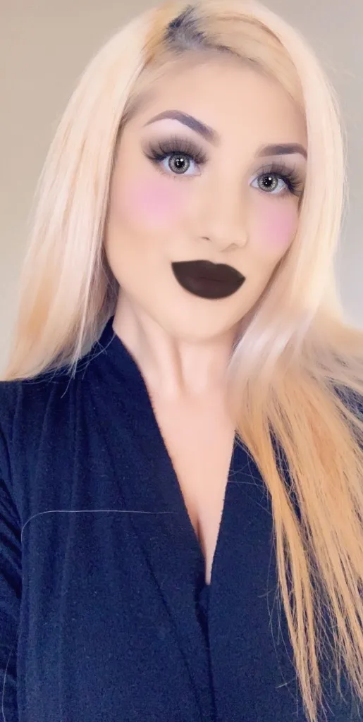 Solo un hombre latino con una verga y unos huevos muy peludos puede cogerme.