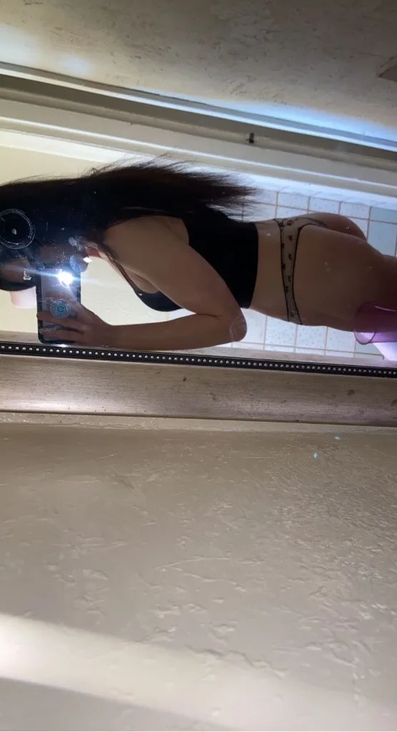 hosting in gardena plesse help me im not doing good - Photo 2 | Escort in Gardena