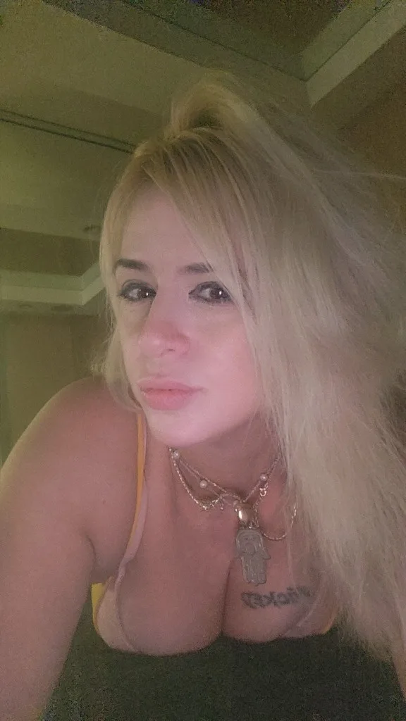Rubia caliente y discreta