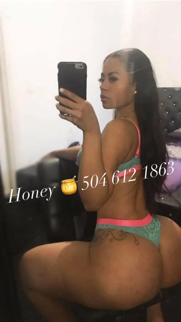 New Creamy Backdoor Come dip in HoneyPot or let me dip in yours hurry Thick Ts Honey 🍯 🍆 Pretty Round Ass Passable Hung Freak. 🥰✨ TS HONEY📍Sexy and Full Of 💦 .. come see me shoot 💦MASSIVE LOADS