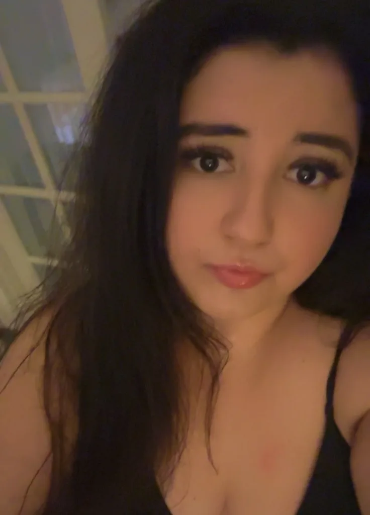 New To Town Roxi Luxx Your Favorite Curly Haired Cutie 🥵🩵 - Photo 1 | Escort in Holland