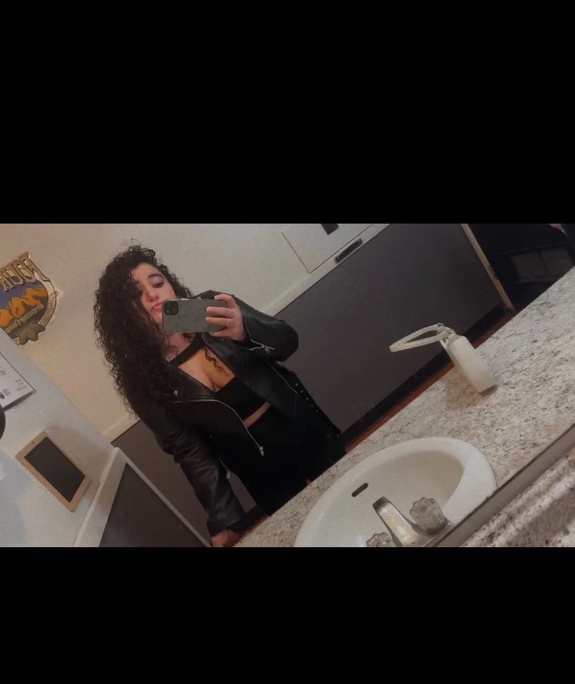New To Town Roxi Luxx Your Favorite Curly Haired Cutie 🥵🩵 - Photo 5 | Escort in Holland