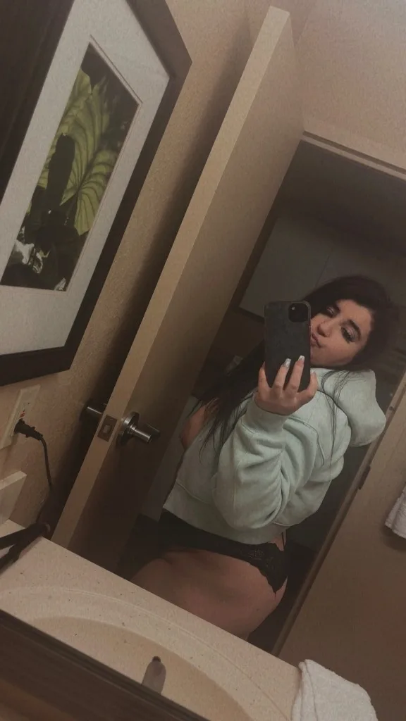 New To Town Roxi Luxx Your Favorite Curly Haired Cutie 🥵🩵 - Photo 6 | Escort in Holland