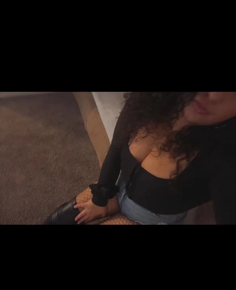 New To Town Roxi Luxx Your Favorite Curly Haired Cutie 🥵🩵 - Photo 8 | Escort in Holland