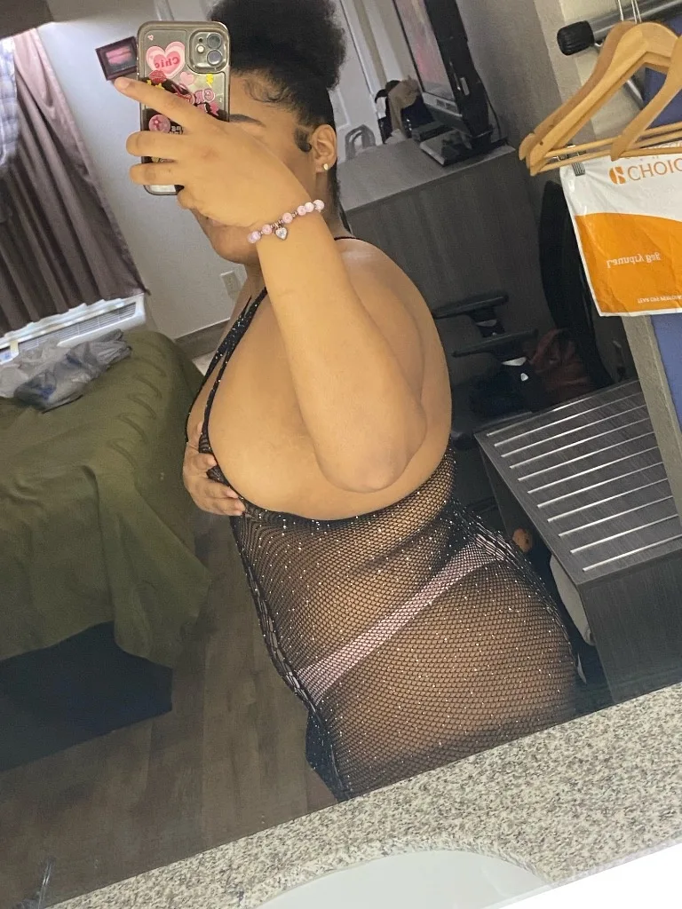 outcalls only, come try a foreign slut, comdom use only🫦, come have a good time not a long one. creamer and squirter - Photo 1 | Escort in Holland