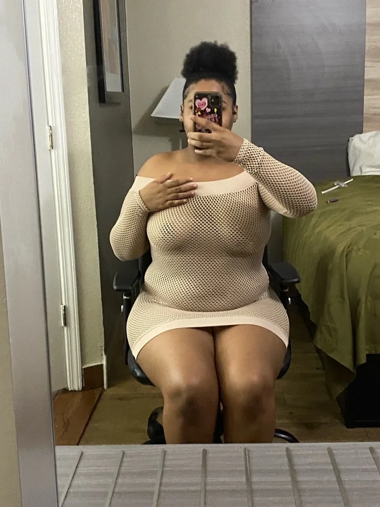 outcalls only, come try a foreign slut, comdom use only🫦, come have a good time not a long one. creamer and squirter - Photo 2 | Escort in Holland