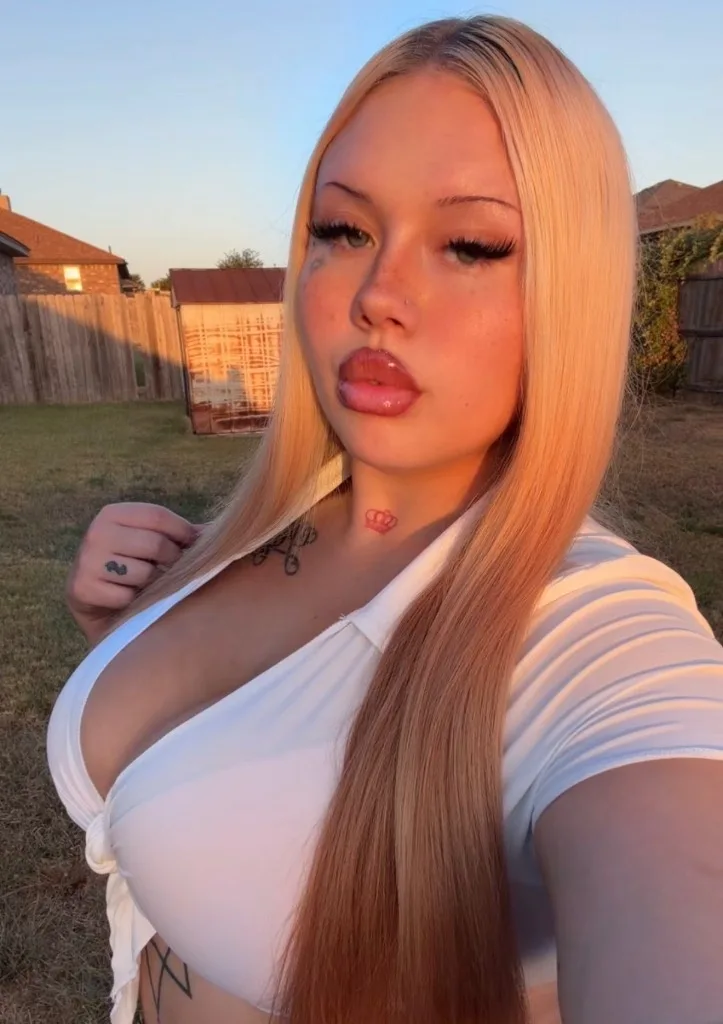 Nova's blonde and has way more funnn🤪💛🌹