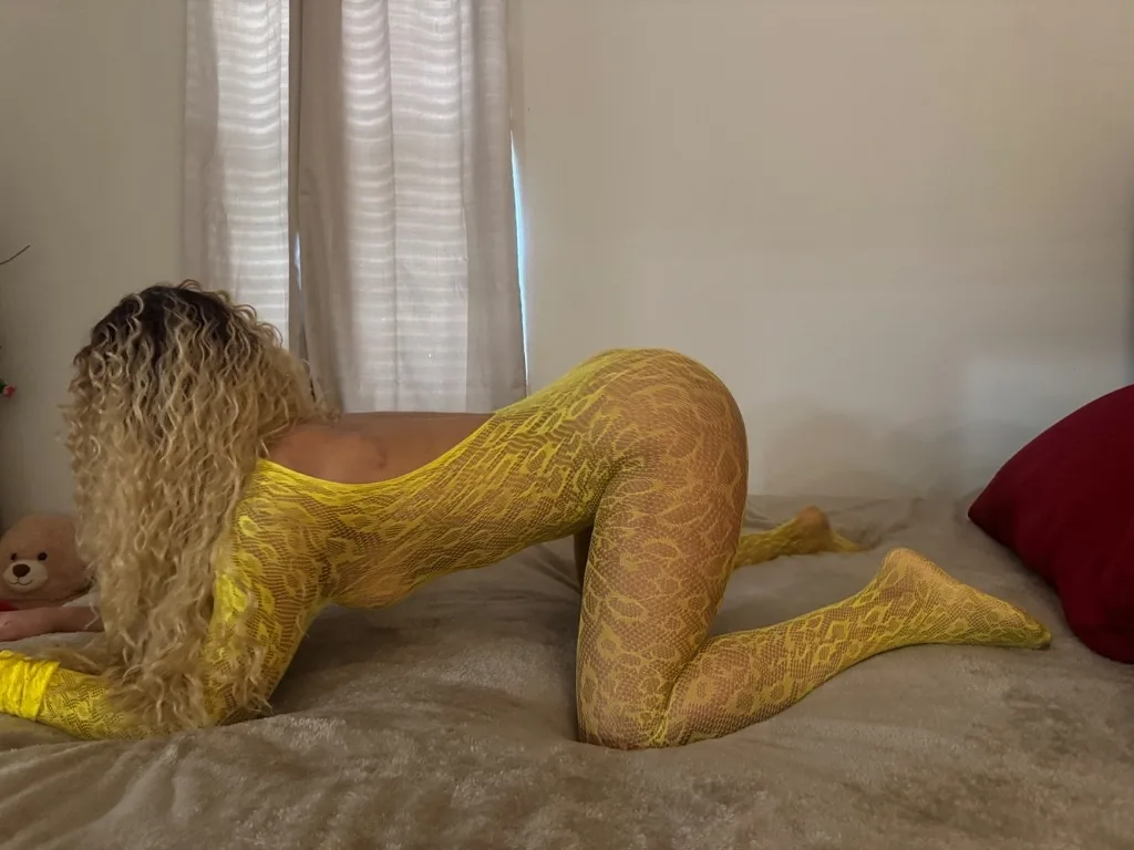 Colombian woman with a big ass and a tight, hairy, wet, fleshy pussy; deep-throat skills and tongue play with a big cock; followed by doggy style, 69, and finishing with a girlfriend-experience vibe. - Photo 5 | Escort in Houston galleria