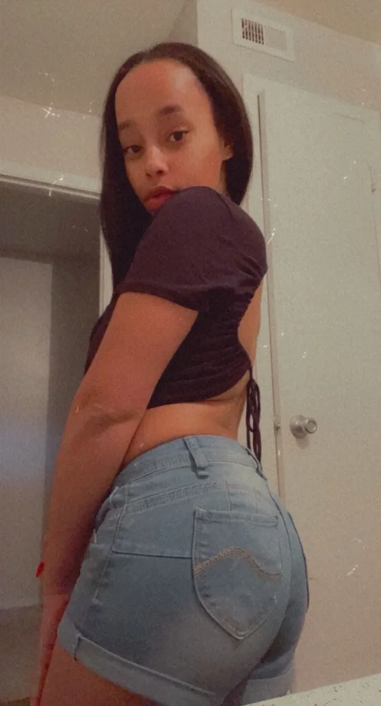 , Kennedy Petitie Playmate 4'10 !