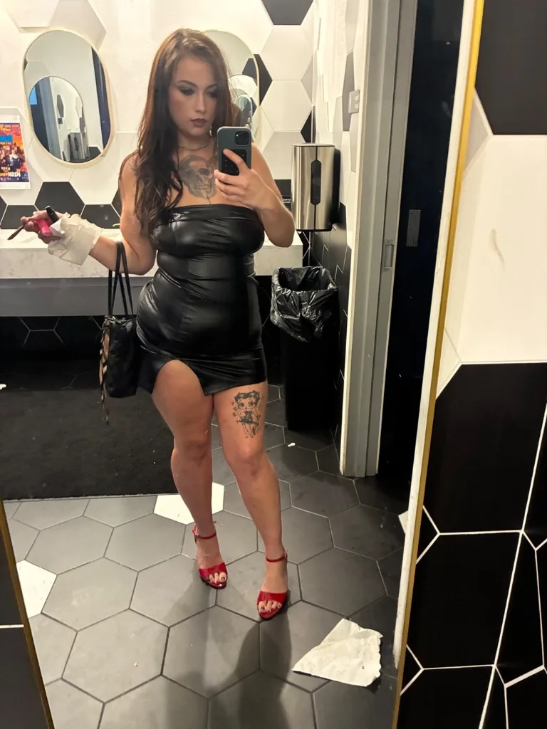 want a goth mommy 🥺 - Photo 2 | Escort in South Austin