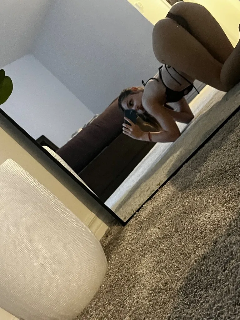 HEYY IM RIRI, IM OFFERING FT SHOWS🤳INCALLSAND OUTCALLS IM NEW IN TOWN TRYING TO HAVE SOME 🤫WHILE LEAVING YOU WITH A SMILE🤪 - Photo 1 | Escort in Downtown