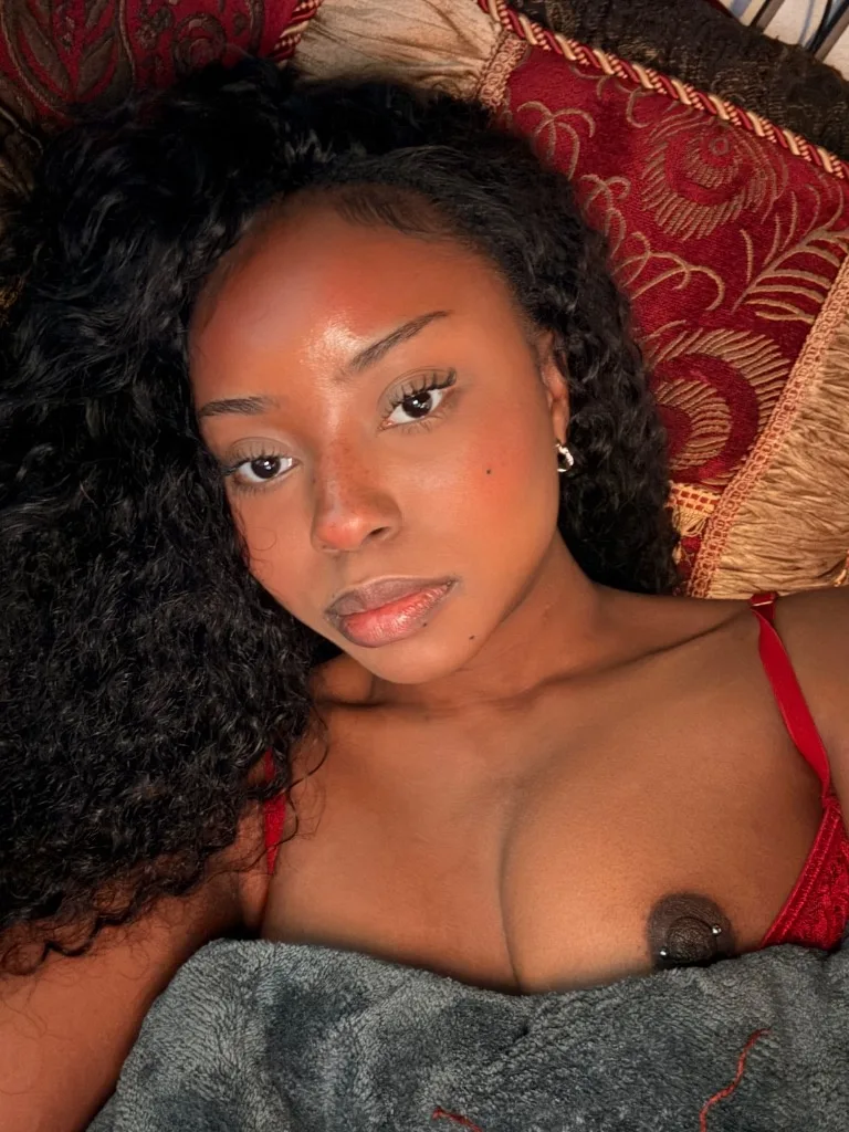 Sweet, flirty, and a little dangerous - Photo 2 | Escort in NRG Area