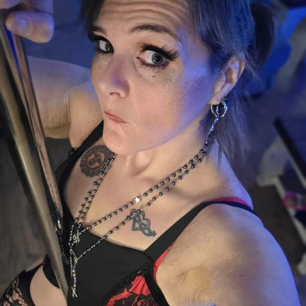 Ready to brighten your day or night! Cum see me!