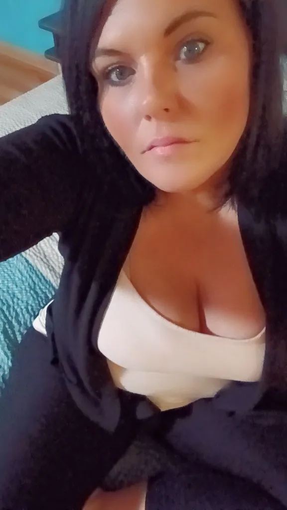Thick thighs w/ bedroom eyes..bella..All natural PAWG.! outcall only