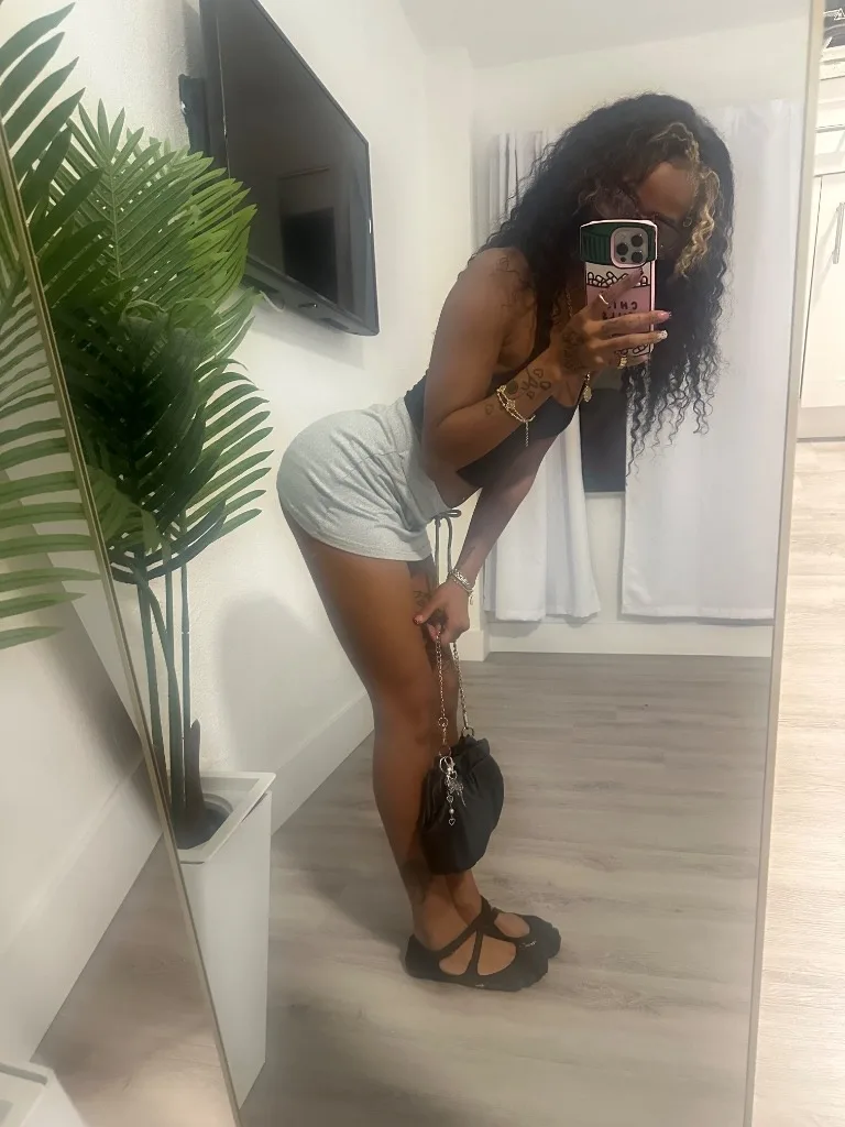 slim petite jamaican ebony - Photo 3 | Escort in galleria