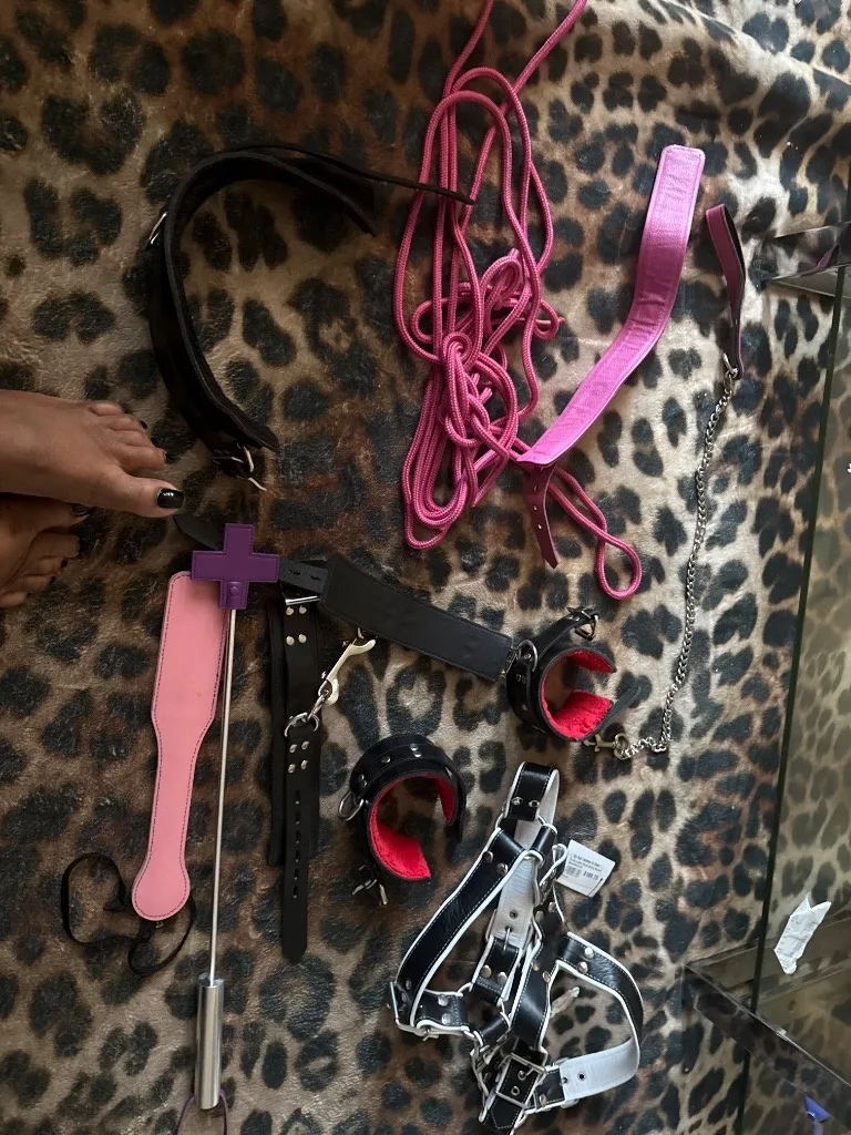 Professional Dominatrix | Fetish Specialist | Foot Worship | Golden Showers | In-Person & Virtual Sessions - Photo 11 | Escort in Northwest 290 surrounding areas