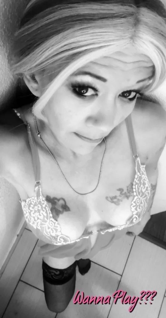 Wanna Play with a NymphoLests Play Tight Grip you'll never forget I'm ready are you - Photo 8 | Escort in Huebner