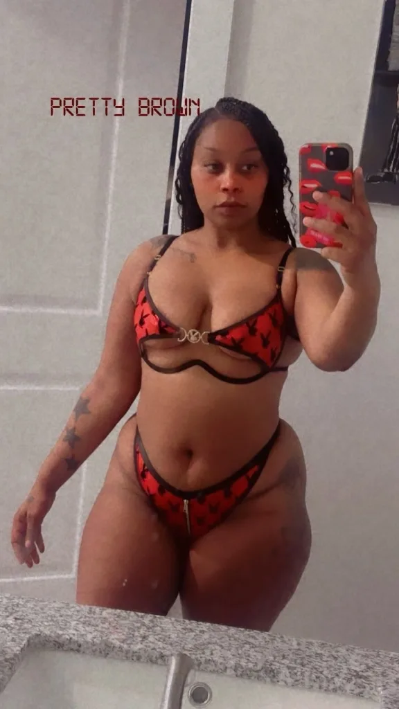 Pretty Brown Here Im In HOUSTON TX For One Night 🥰 - Photo 5 | Escort in South Houston Airport Lobby Area