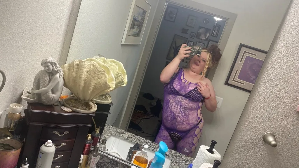 THICK REDHEAD NOW AVAILABLE 💜