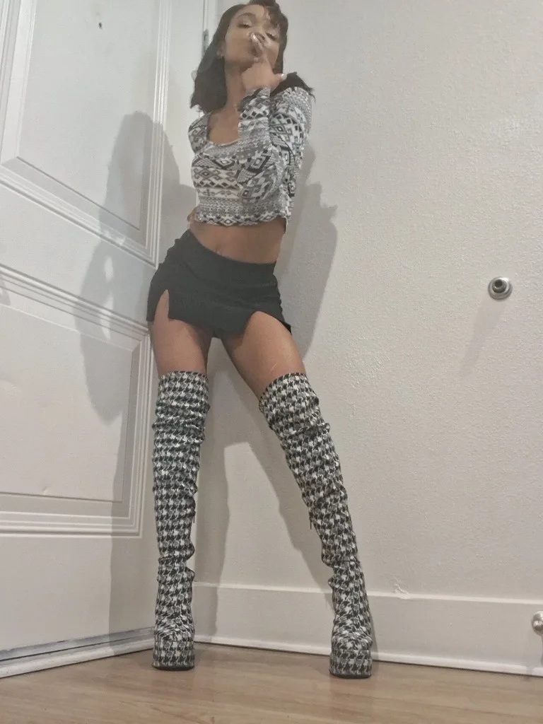 HoTtiE AleRt Im BacK