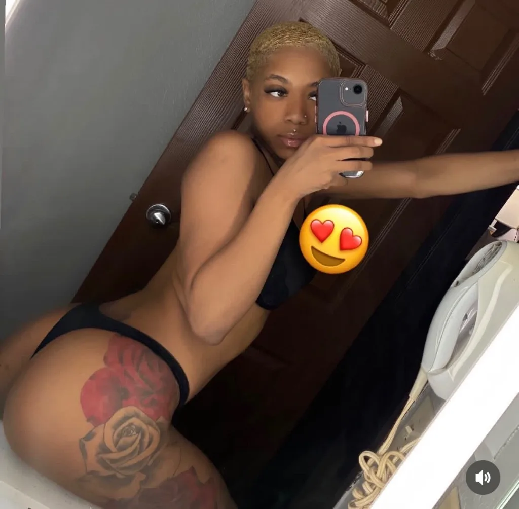 sweet petite 🍭😍lets hangout