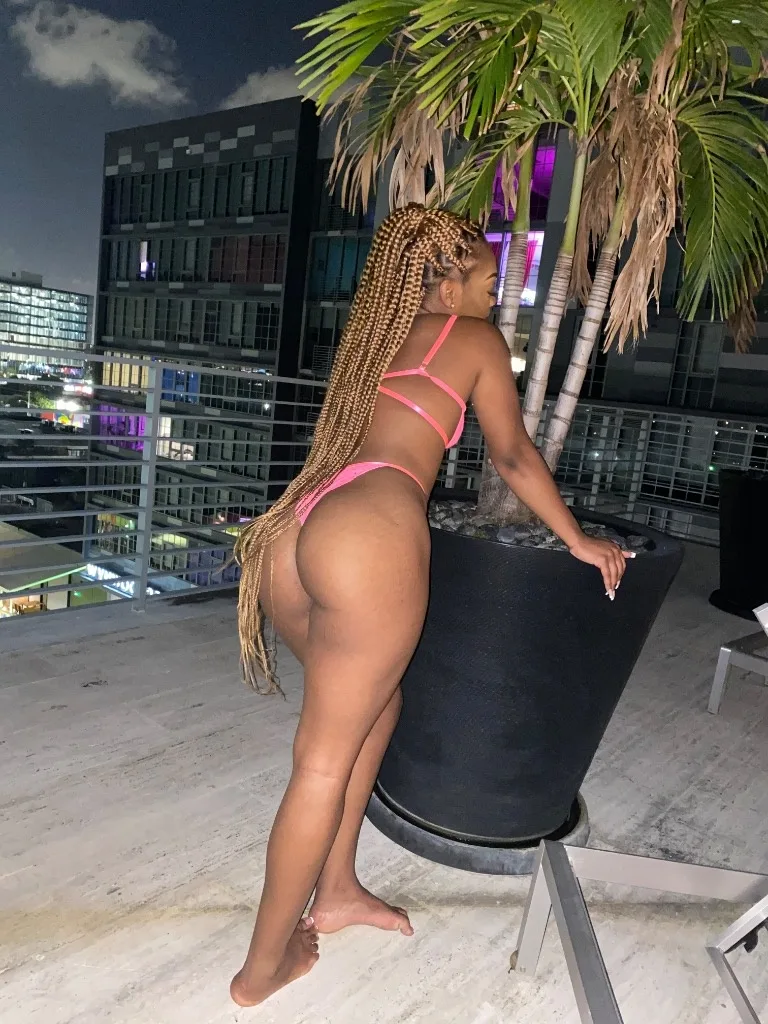 tip me at work to recive $$$ off - Photo 2 | Escort in North