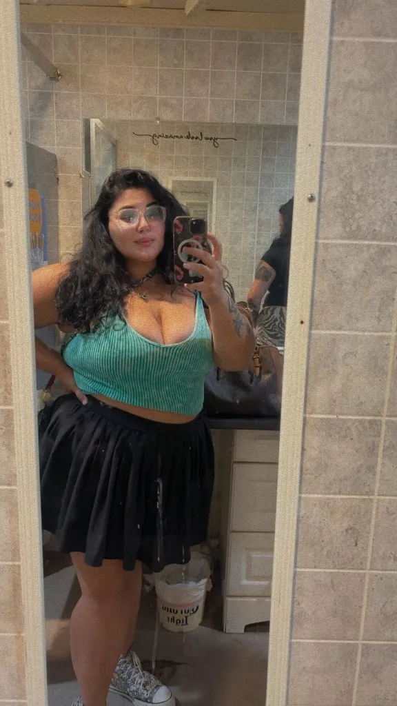 adventuous women seeking male attention looking to vibe