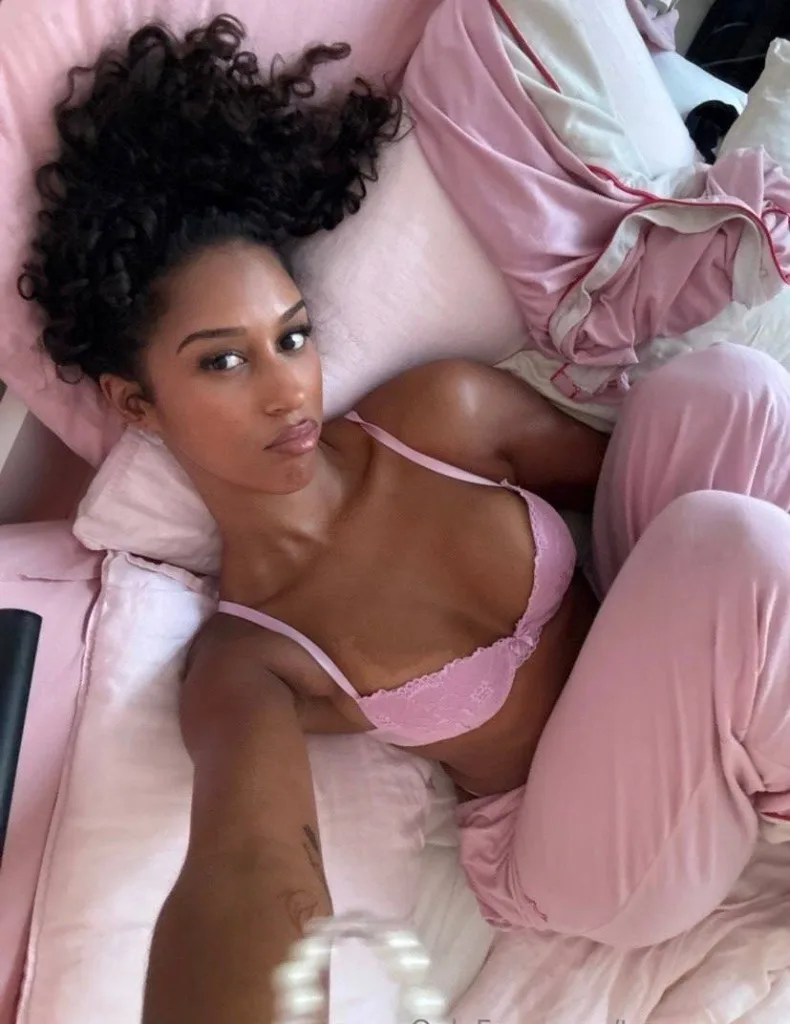𝗔 𝗦𝘄𝗲𝗲𝘁 𝗧𝗲𝗺𝗽𝘁𝗮𝘁𝗶𝗼𝗻 𝘄𝗶𝘁𝗵 𝗮 𝗪𝗶𝗹𝗱 𝗦𝗶𝗱𝗲 - Photo 3 | Escort in WhatsApp: 51 74 76 56