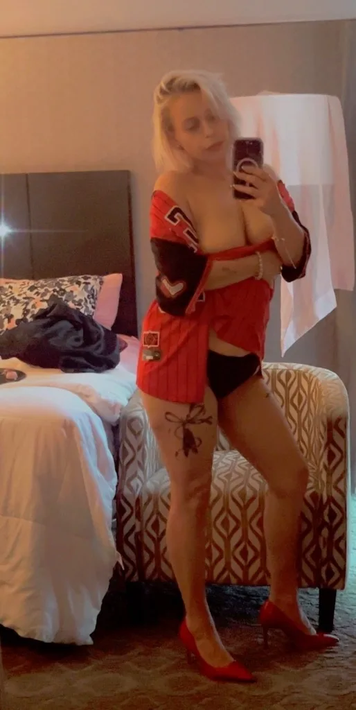 Just CUM over and bring me a treat, I’ll show you a special trick... - Photo 9 | Escort in Chicago