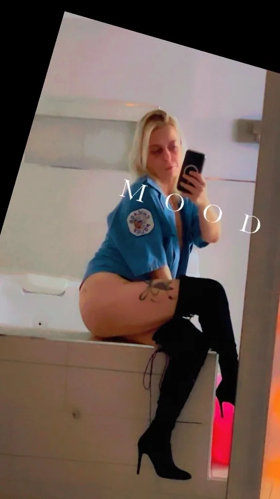 Just CUM over and bring me a treat, I’ll show you a special trick... - Photo 5 | Escort in Chicago