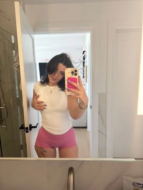 Slim & Petite with a fat looking for a great time - Photo 1 | Escort in Big Island